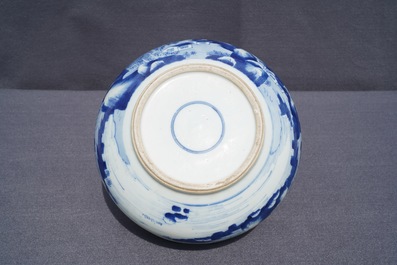 Un br&ucirc;le-parfum en porcelaine de Chine bleu et blanc &agrave; d&eacute;cor de figures dans un paysage, Kangxi